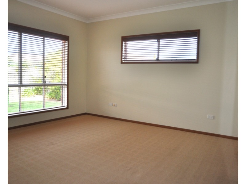 142 Spring Street, Middle Ridge QLD 4350