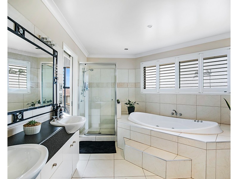 16 Glen Eagles Drive, Middle Ridge QLD 4350