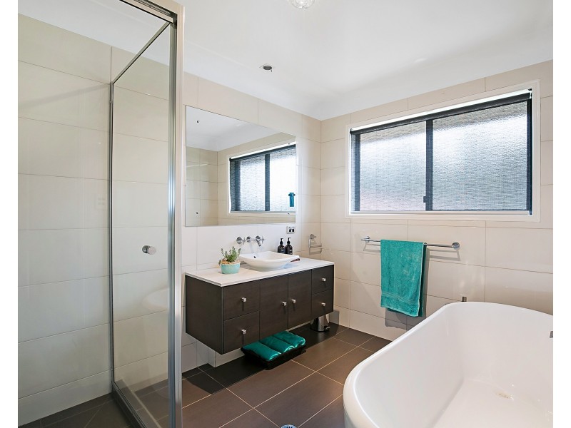 16 Glen Eagles Drive, Middle Ridge QLD 4350