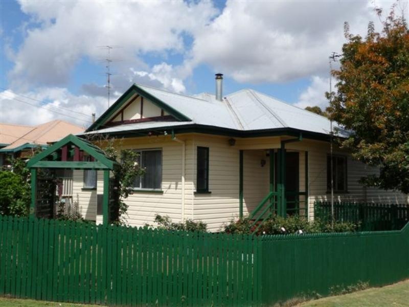 9 Peel Street, South Toowoomba QLD 4350