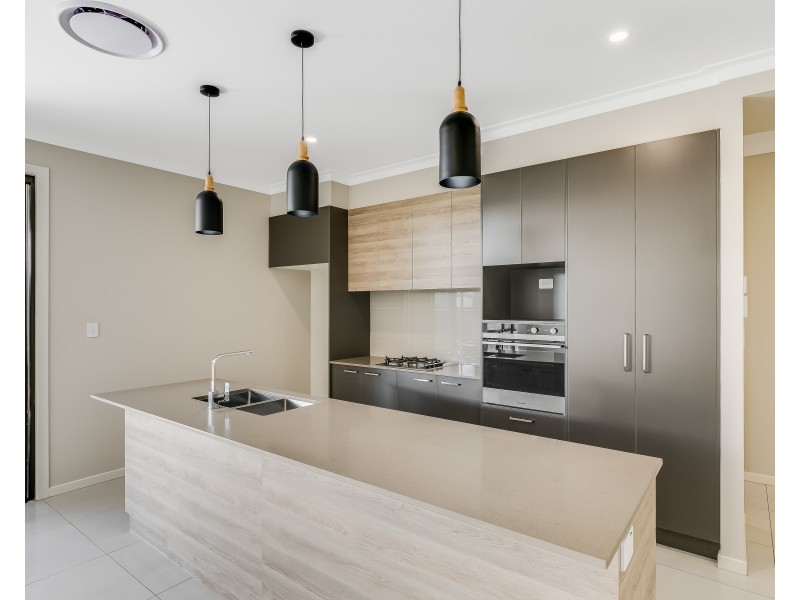 4/14 Yarrow Close, Middle Ridge QLD 4350