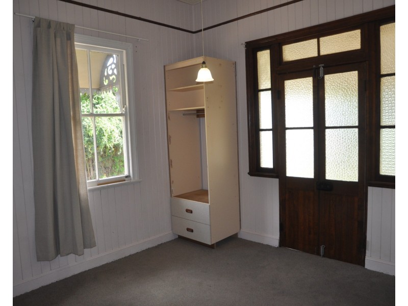 8 Albert Street, Newtown QLD 4350