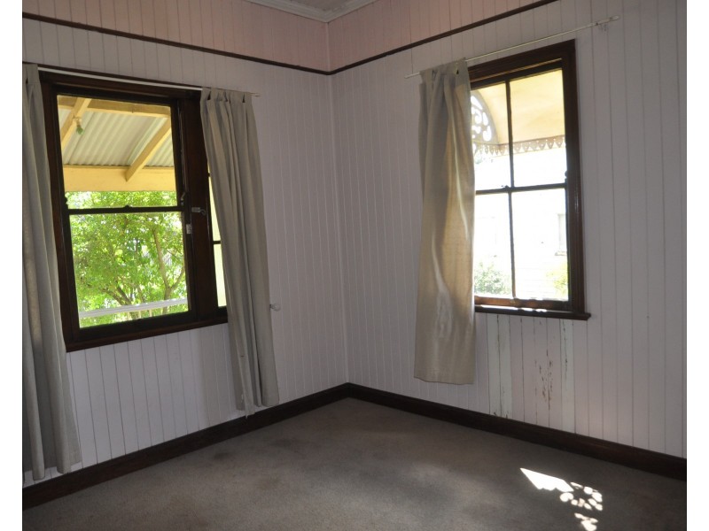 8 Albert Street, Newtown QLD 4350