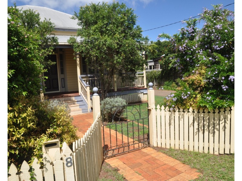 8 Albert Street, Newtown QLD 4350