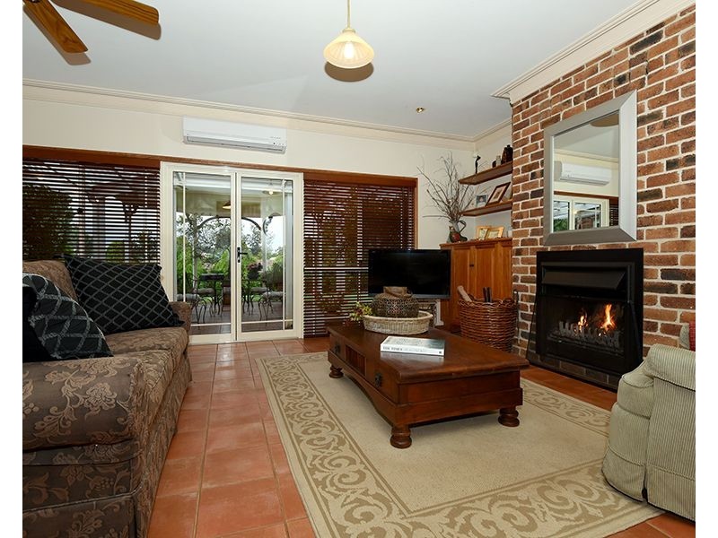 2 Emerald Court, Middle Ridge QLD 4350