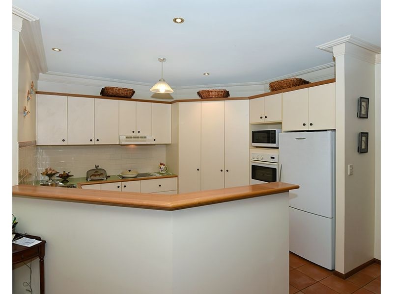 2 Emerald Court, Middle Ridge QLD 4350