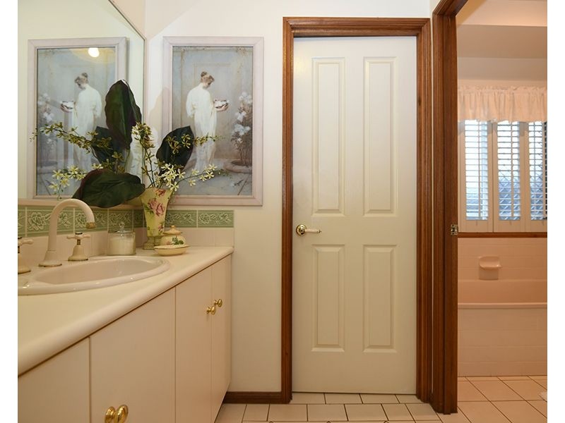 2 Emerald Court, Middle Ridge QLD 4350
