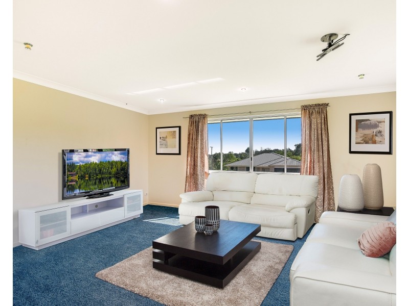 1 Dodson Crescent, Mount Kynoch QLD 4350