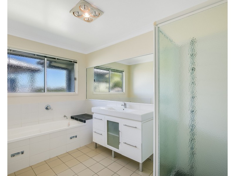 1 Dodson Crescent, Mount Kynoch QLD 4350