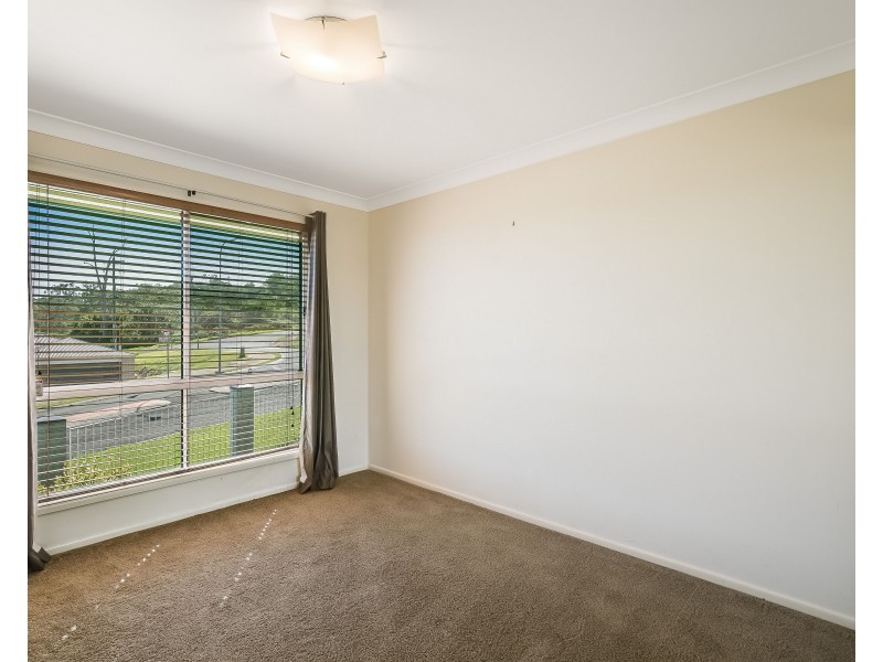 1 Dodson Crescent, Mount Kynoch QLD 4350