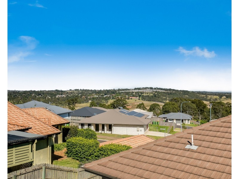 1 Dodson Crescent, Mount Kynoch QLD 4350