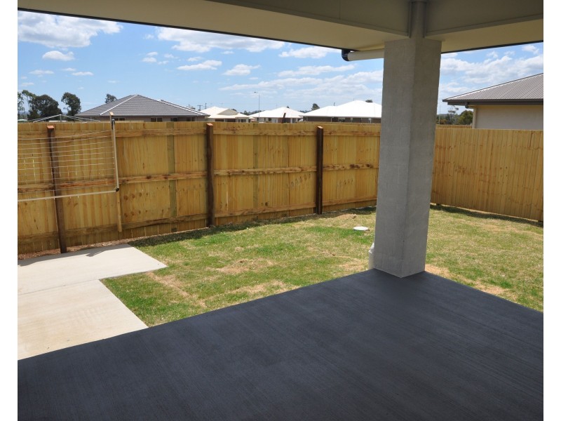 2/31 Weebah Place, Cambooya QLD 4358