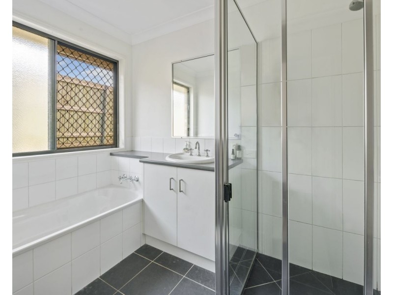 2/4 Sunset Drive, Glenvale QLD 4350
