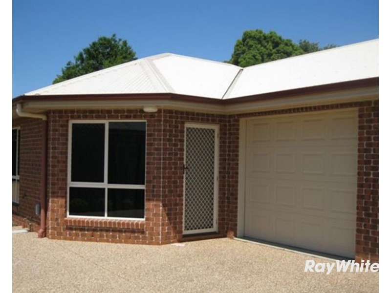 2/6 Victory Street, Newtown QLD 4350