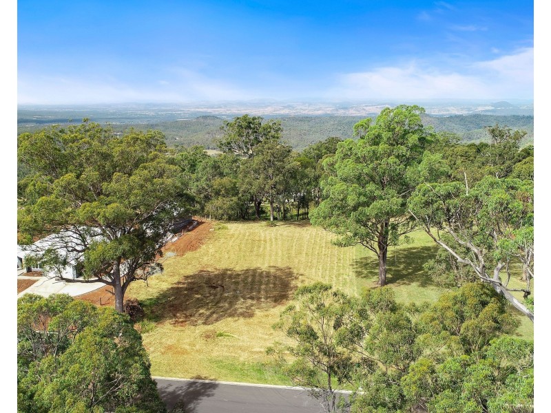 9 Escarpment Avenue, Cabarlah QLD 4352