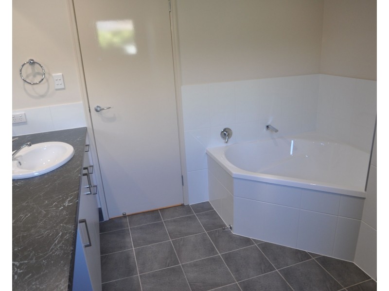 1 Fallon Drive, Middle Ridge QLD 4350