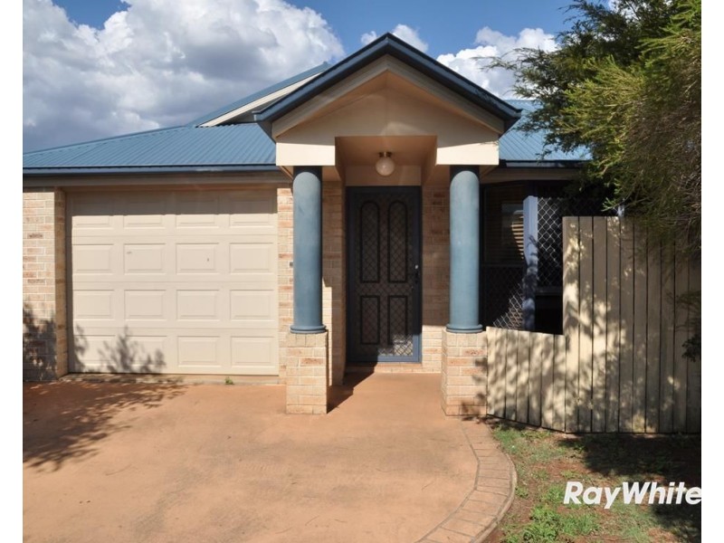 2/396 West Street, Kearneys Spring QLD 4350