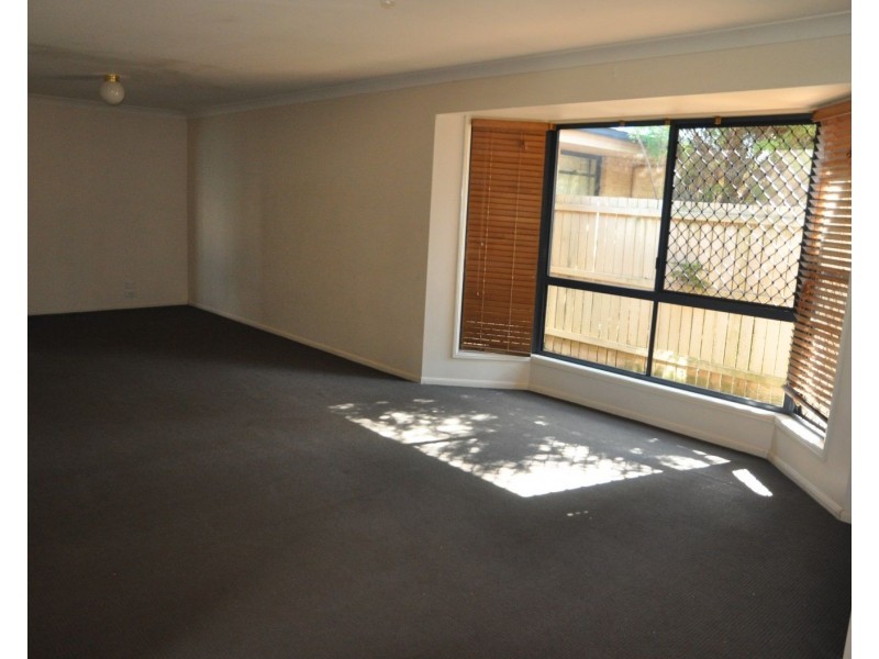 2/396 West Street, Kearneys Spring QLD 4350