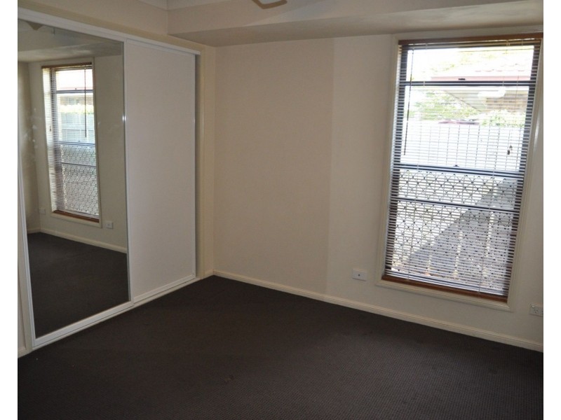 2/396 West Street, Kearneys Spring QLD 4350