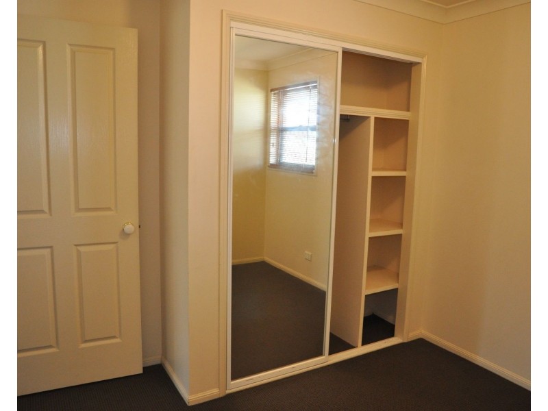 2/396 West Street, Kearneys Spring QLD 4350