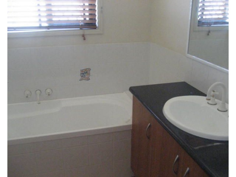 2/396 West Street, Kearneys Spring QLD 4350