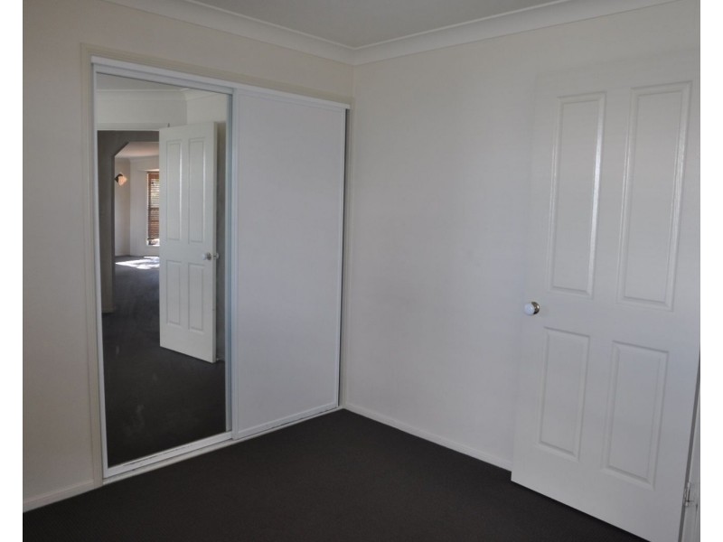 2/396 West Street, Kearneys Spring QLD 4350