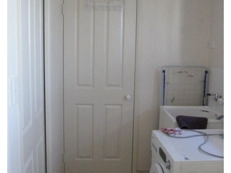 2/396 West Street, Kearneys Spring QLD 4350