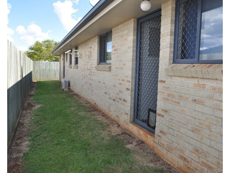 2/396 West Street, Kearneys Spring QLD 4350