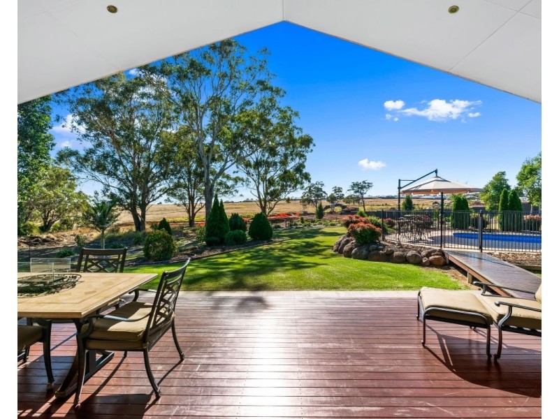 8 Oakdale Place, Highfields QLD 4352