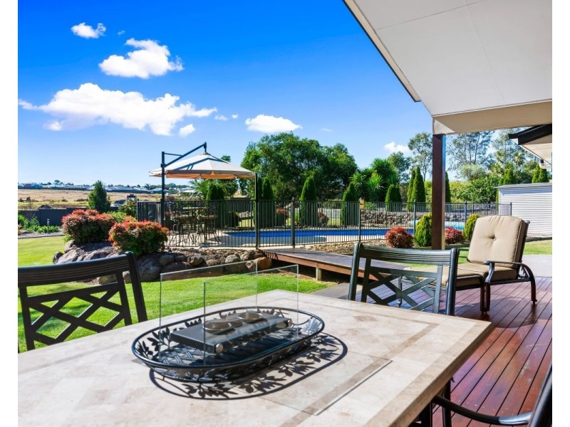 8 Oakdale Place, Highfields QLD 4352