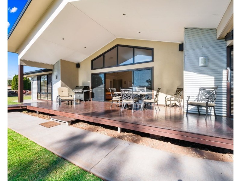 8 Oakdale Place, Highfields QLD 4352