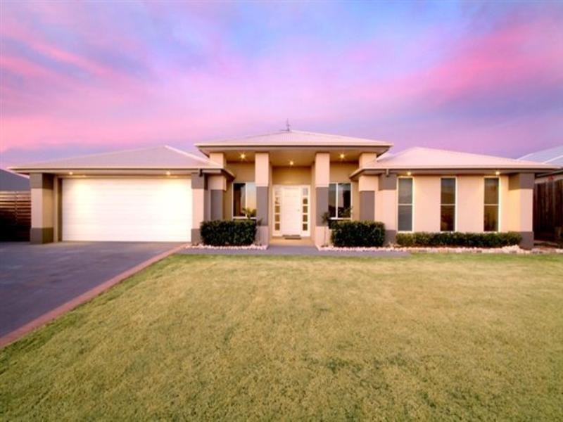 16 Nioka Drive, Highfields QLD 4352