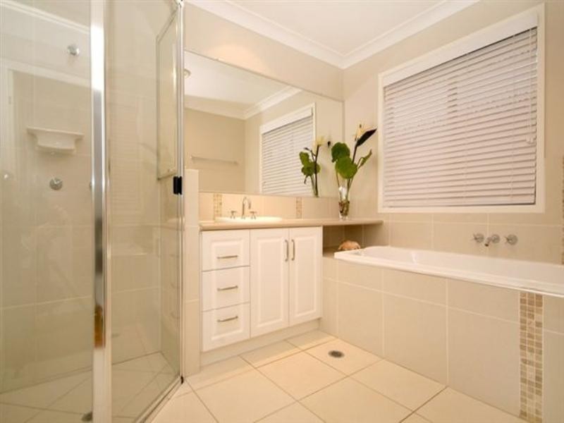16 Nioka Drive, Highfields QLD 4352