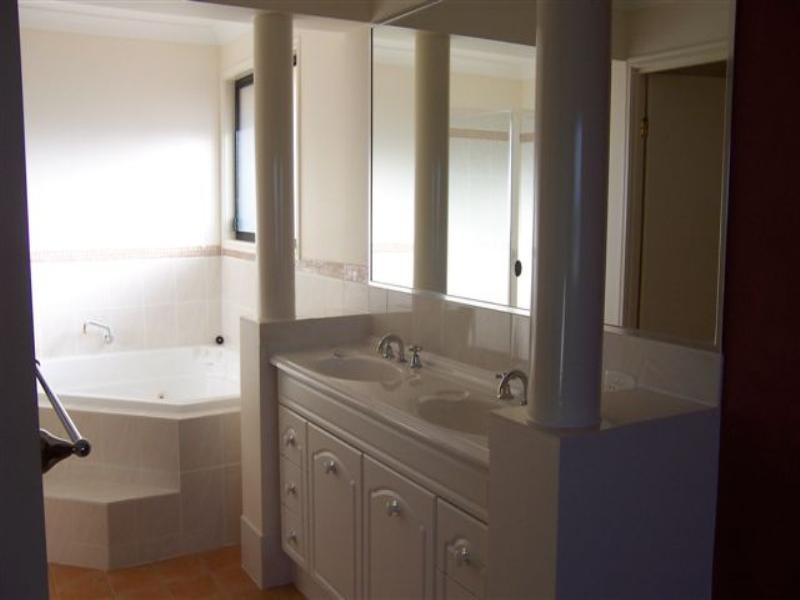 7 Barton Street, Middle Ridge QLD 4350