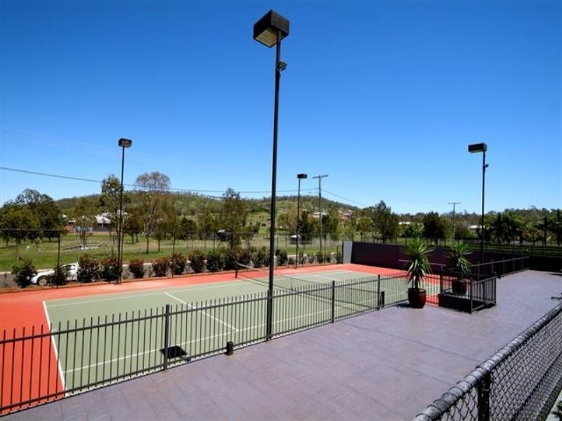 8 Harvey Road, Glenvale QLD 4350