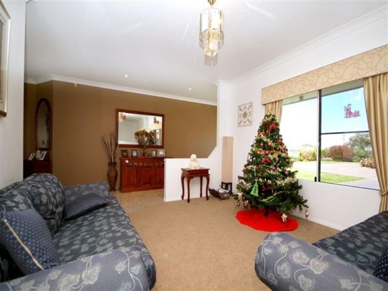 8 Harvey Road, Glenvale QLD 4350