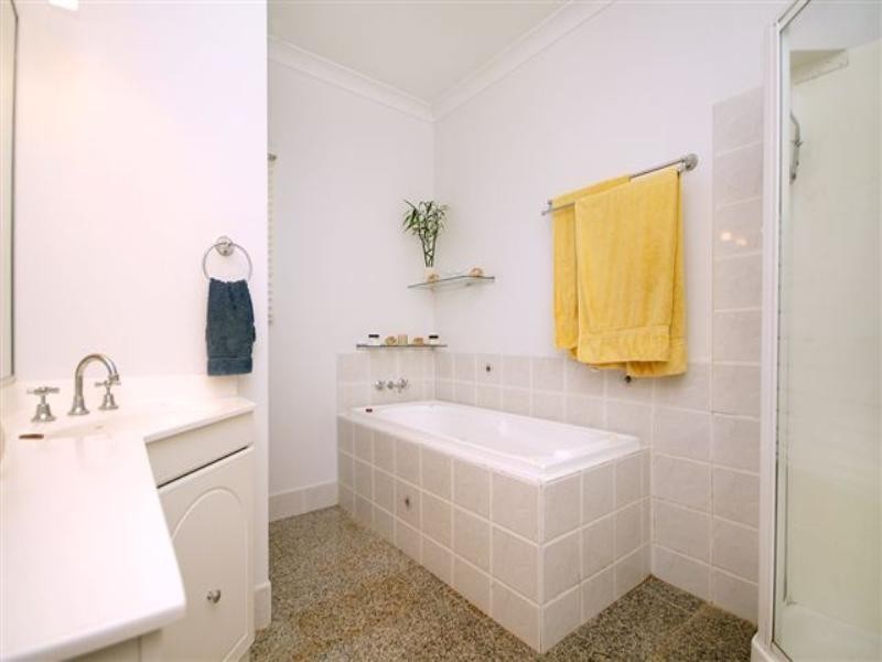 8 Harvey Road, Glenvale QLD 4350