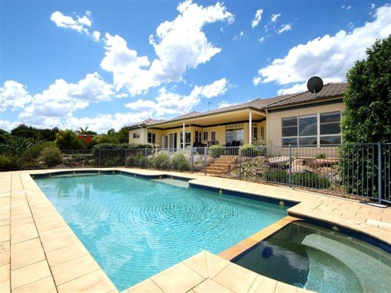 156 Nelson Street, Kearneys Spring QLD 4350
