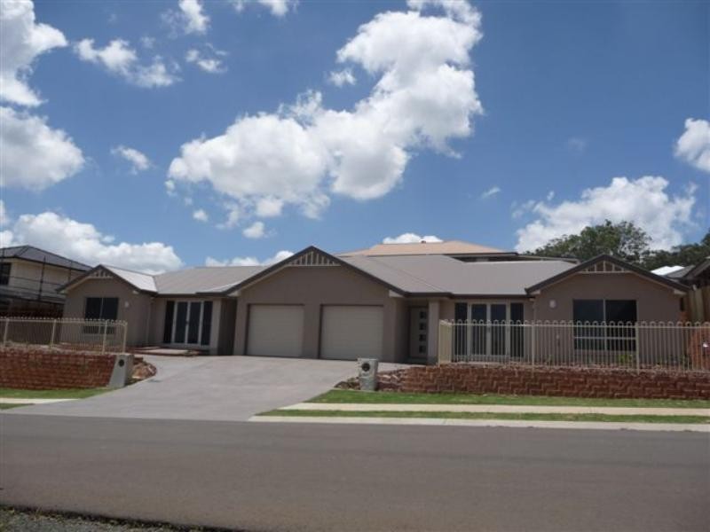 2/155 Handley Street, Darling Heights QLD 4350