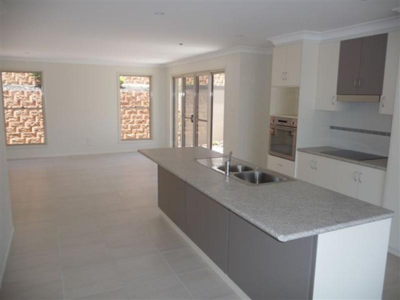 2/155 Handley Street, Darling Heights QLD 4350
