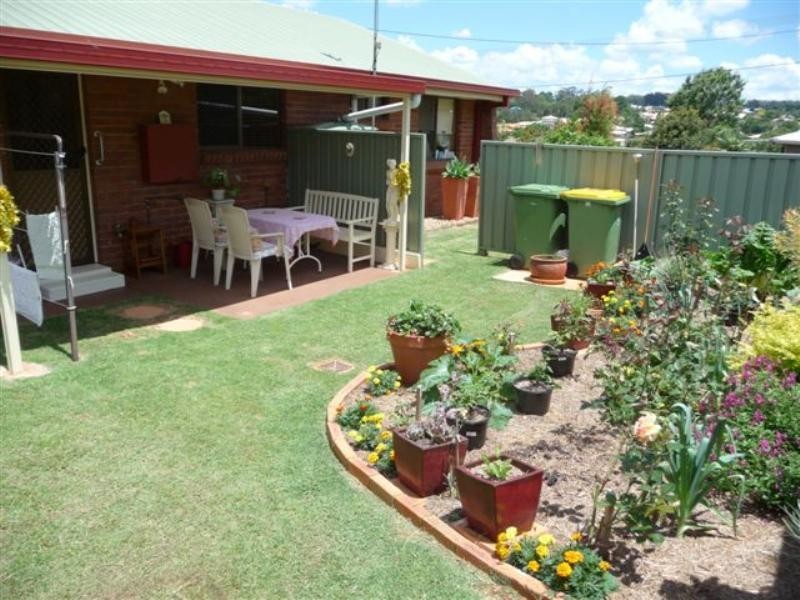 2/11 Lynne Street, Centenary Heights QLD 4350