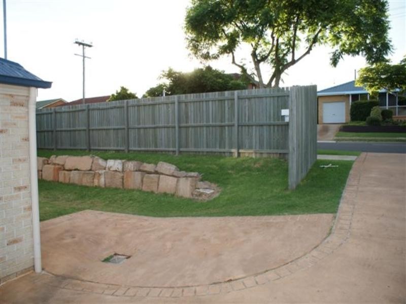 2/396 West Street, Kearneys Spring QLD 4350