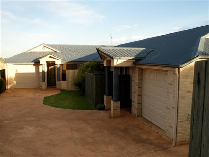 2/396 West Street, Kearneys Spring QLD 4350