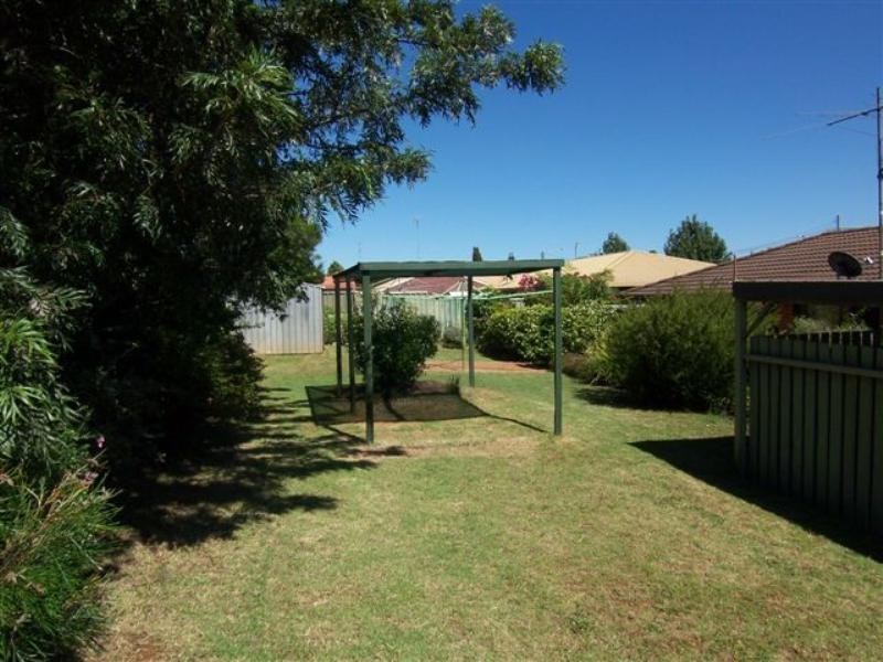 2 Champagne Crescent, Wilsonton QLD 4350