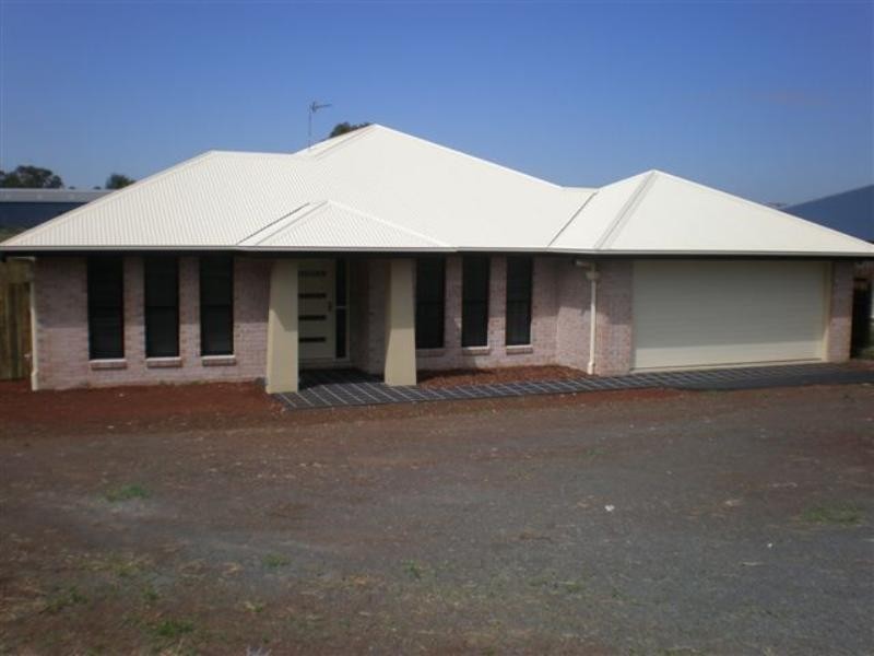 8 Moorina Drive, Glenvale QLD 4350
