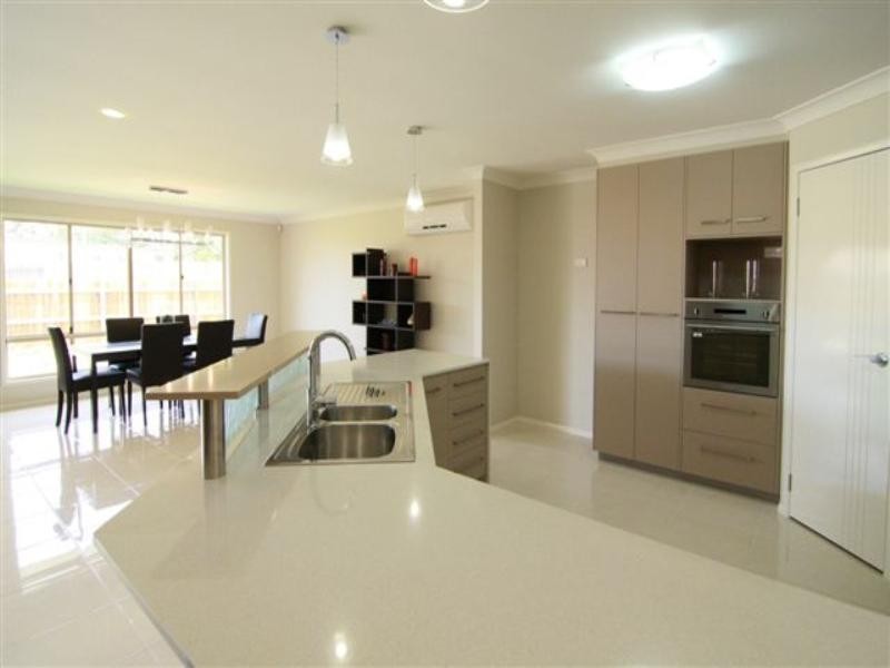 92 Spring Street, Middle Ridge QLD 4350