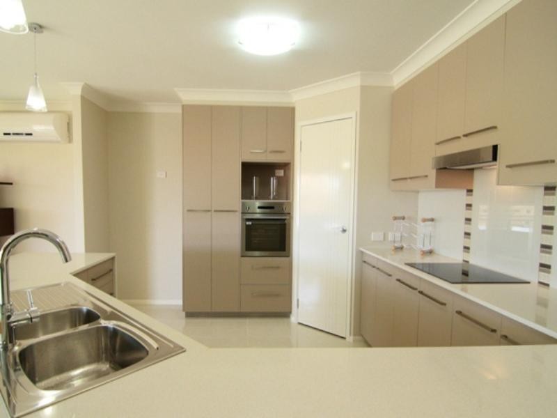 92 Spring Street, Middle Ridge QLD 4350