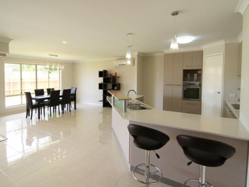 92 Spring Street, Middle Ridge QLD 4350