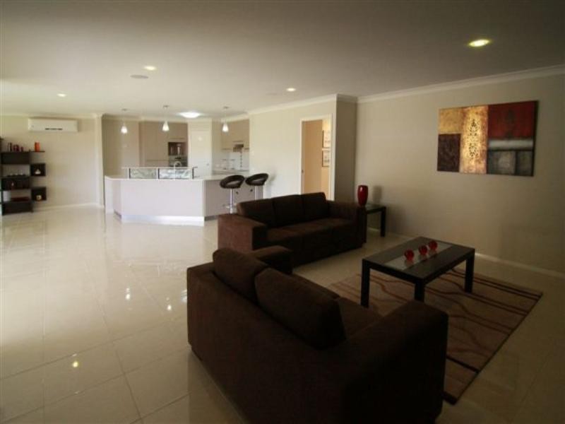 92 Spring Street, Middle Ridge QLD 4350