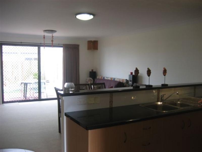 2/22 Sambar Court, Kearneys Spring QLD 4350